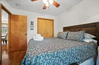 Cozy Chalet Style Home, Walk to Lake Harmony