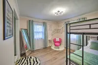 *New* < 3 Miles to Beach + Casino + Zoo + Shopping!