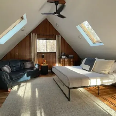 PearTree Chalet, Lake, Hot Tub, Gas & Wood FirePits