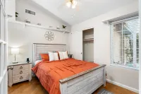 Prime Location HotTub/ Pool/ Outdoor Kitchen Spring training Clean and Safe.