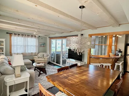 3 Bedroom/Dog friendly/direct ocean views!