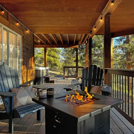 Hot Tub / Fireplace / Fire Pit / BBQ / Rec Room / Views / Quiet / WD