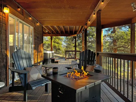 Hot Tub / Fireplace / Fire Pit / BBQ / Rec Room / Views / Quiet / WD