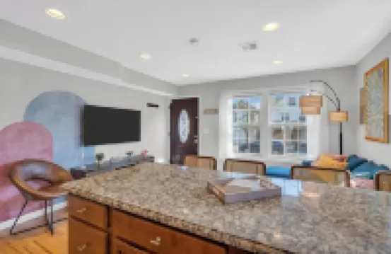 Premium Linens & Towels Provided, Walk to Beach, 4 Beach Badges