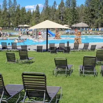 Cozy Sunriver Condo w/Pool Sharc Passes! Close to Sunriver Lodge & Shopping.