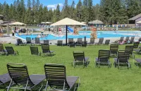 Cozy Sunriver Condo w/Pool Sharc Passes! Close to Sunriver Lodge & Shopping. - Wi-Fi