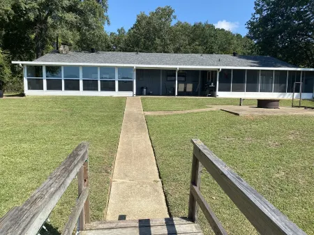 Experience tranquility in this spacious 4- bedroom house on Lake D'Arbonne. Отели в г. Юнион Пэриш