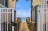 Back to School Special/Private Beach Access/Pool/ 9Min to St.Andrew/East End PCB