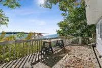Charming ocean-view cottage just 10 minutes from downtown Freeport shops