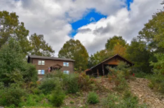 Cabin 115, Luxury 6 bedroom, 3 bath cabin minutes from Downtown Lexington!