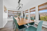 Lux 4br 3ba, hot tub, stargazing, HUGE gameroom, 10 min to Summersville Lake Hotels in Summersville