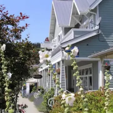 Water View! Luxury Starboard Suite-- walk to cafes, shops, galleries & beaches.