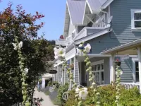 Water View! Luxury Starboard Suite-- walk to cafes, shops, galleries & beaches.