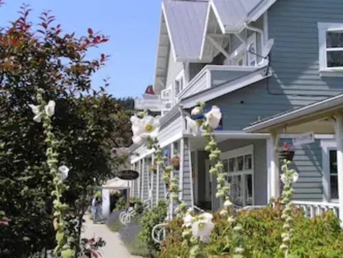 Water View! Luxury Starboard Suite-- walk to cafes, shops, galleries & beaches.