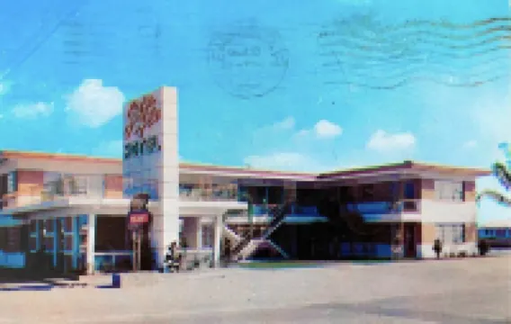 Pool - Free Parking - Apartment - 500 Feet from Beach