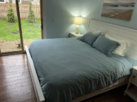 Sunny Vineyard Getaway Close to Everything Steps from Sound Clean and Comfy