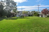 6-bedroom Oasis house in Onset w/ HUGE backyard, Firepit, Wifi, & work desk