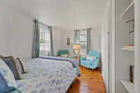 Serene Waterview Renovated w/Kayaks Deck Firepit Dogs Welcome 5 Minutes to Ocean