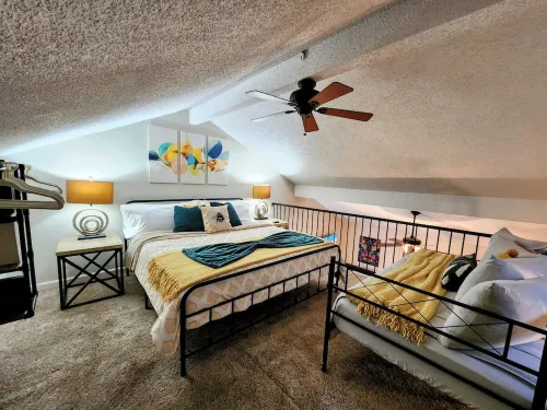 The Bee's Knees' Hotels in Garland County