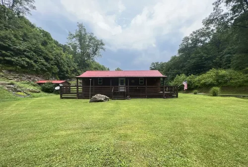 Quiet cabin in the hills close to the trails and other outdoor activities.<br>