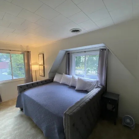 Tranquility on Lake Tillery , Waterfront Home with Large Dock & Paddle Boards! Отели в г. Стэнли
