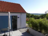 Modern detached vacation home for two on the edge of the village in the Bavarian Rhön. Hotels in Bastheim