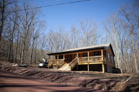 Bright & quiet cabin near mountain attractions