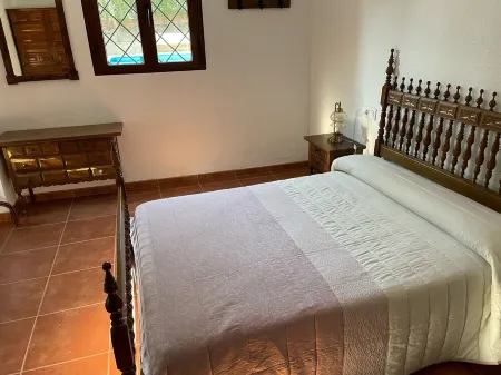 Casa Rural La Moraleja en la Sierra de Cazorla. Pista Deportiva, Parque Infantil Отели рядом с достопримечательностью «Fuente De Los Cerezos»