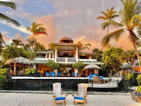 Exotic Kona Bay Hawaii Beachfront Tropical Paradise Stunning Home.