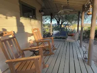 Desert Oasis-Hot Tub-Romantic Getaway-Writer's/Artist's studio-7 min from JTNP