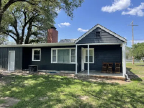 Charming 3-bedroom house in very quiet neighborhood with AC and WiFi.