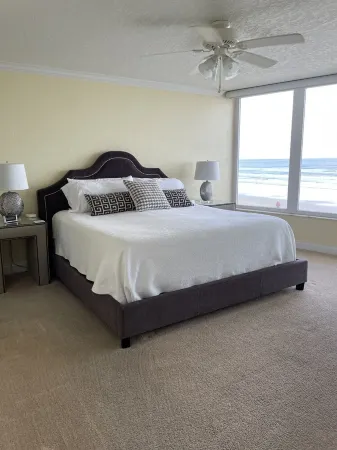 Oceanfront, non-drive beach, heated pool, sport courts, gym