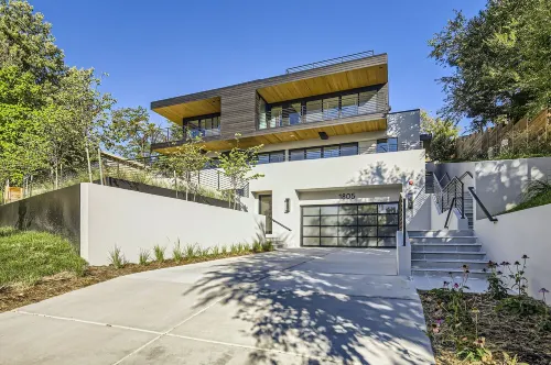 Luxurious Rental with Ideal Downtown Proximity - Stroll to Pearl Street and CU.