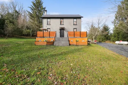 Pocono Family Farmhouse w/king bed and game room! Отели в г. Дреер Тауншип