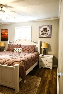 "Honey Hole on Lake Seminole" Lake front home with Boat Lift and Beautiful Views