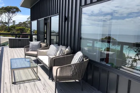 MOONRISE BINALONG BAY Stunning views Отели в г. Биналонг Бэй