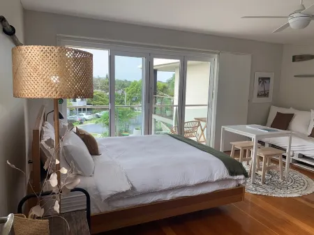 Coastal Luxe self contained studio located meters from Emerald Beach Отели в г. Эмералд Бич