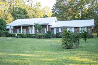 George's Country Retreat Hotels near Jonesville Park