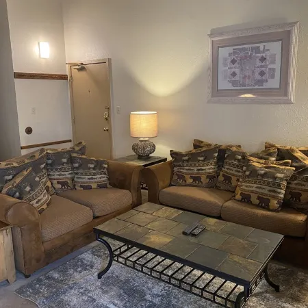 200 ft. to Gondola!! Parking, Balcony, Views, Fireplace!!  Heart of Lionshead!!