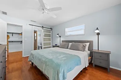 3 Palms Inn- 2/3 bedroom heated pool house!