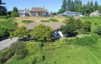 Chic Designer Retreat Nestled in an Upscale, Tranquil Enclave Hotels near Clark College, Columbia Tech Center