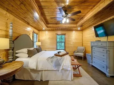THE LANDING is a Well Appointed Cabin! Perfect location!!
