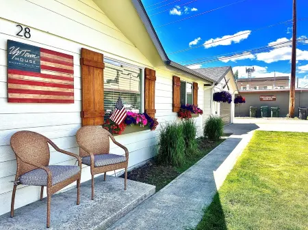 Your Adventure Starts Here! Uptown House Columbia Falls, MT Отели рядом с достопримечательностью «Montana Vortex and House of Mystery»