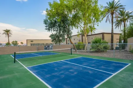Stylish Oasis Tiny Home Pool Hot Tub Pickleball Bullhead City 10 min to Laughlin