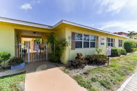 Lovely 1 Bedroom Steps from the Beach