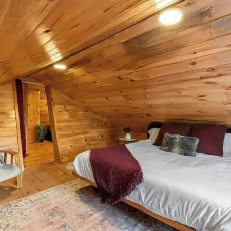 A-Frame Hot tub Retreat - Firepit, Grill, EV & Dog Friendly, Close to N. Conway.