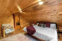 A-Frame Hot tub Retreat - Firepit, Grill, EV & Dog Friendly, Close to N. Conway. Hotel di Fryeburg