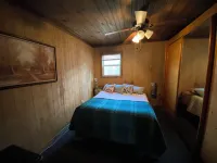Pondside cabin next to a river with kitchen and bath. Kid/Pet Friendly. Roku TV