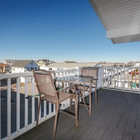 Short stroll to the beach! Newly renovated, 3 bedroom condo, wrap around porch