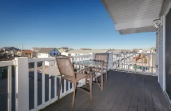 Short stroll to the beach! Newly renovated, 3 bedroom condo, wrap around porch
